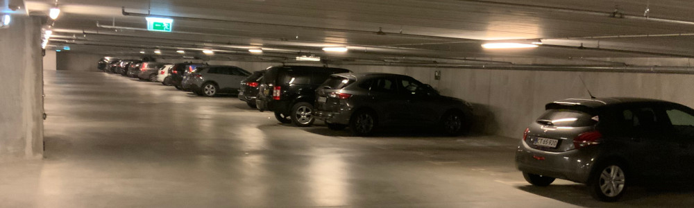 Opladning af elbil i parkeringskælder